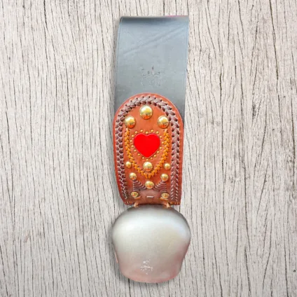 Campana Alpine n. 4 con collare in cuoio marrone decorato con inserto cuore rosso