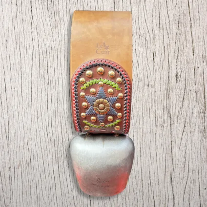 Campana Bunjun Savin con collare in cuoio decorato