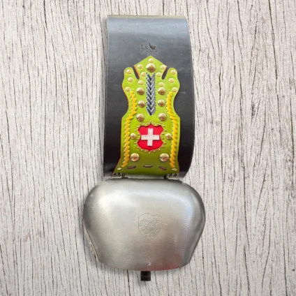 Campana Caloz n. 12 con collare in cuoio decorato e chiuso con fibbia svizzera