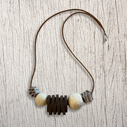 Collana in cuoio, legno e cotone