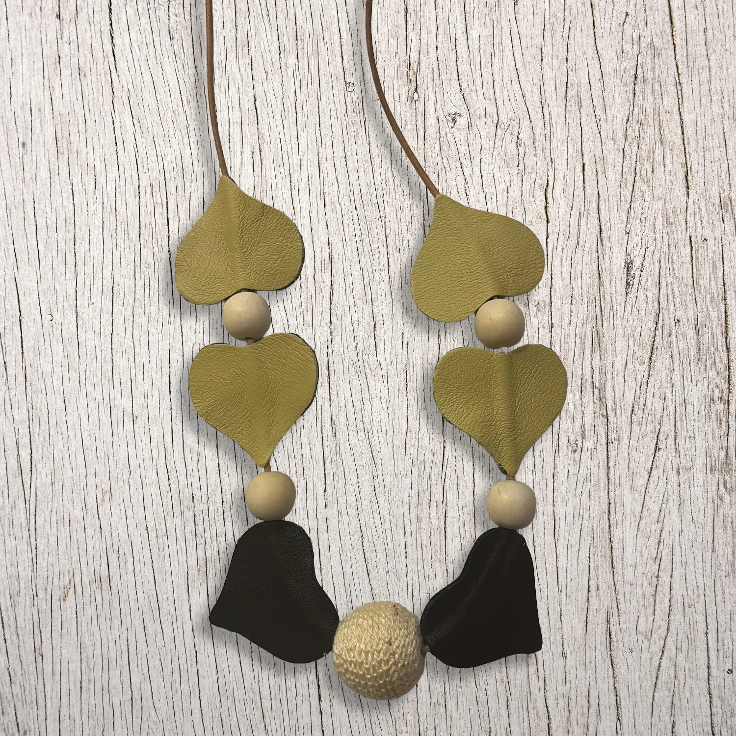 Collana double face con cuori in pelle e sfere in legno