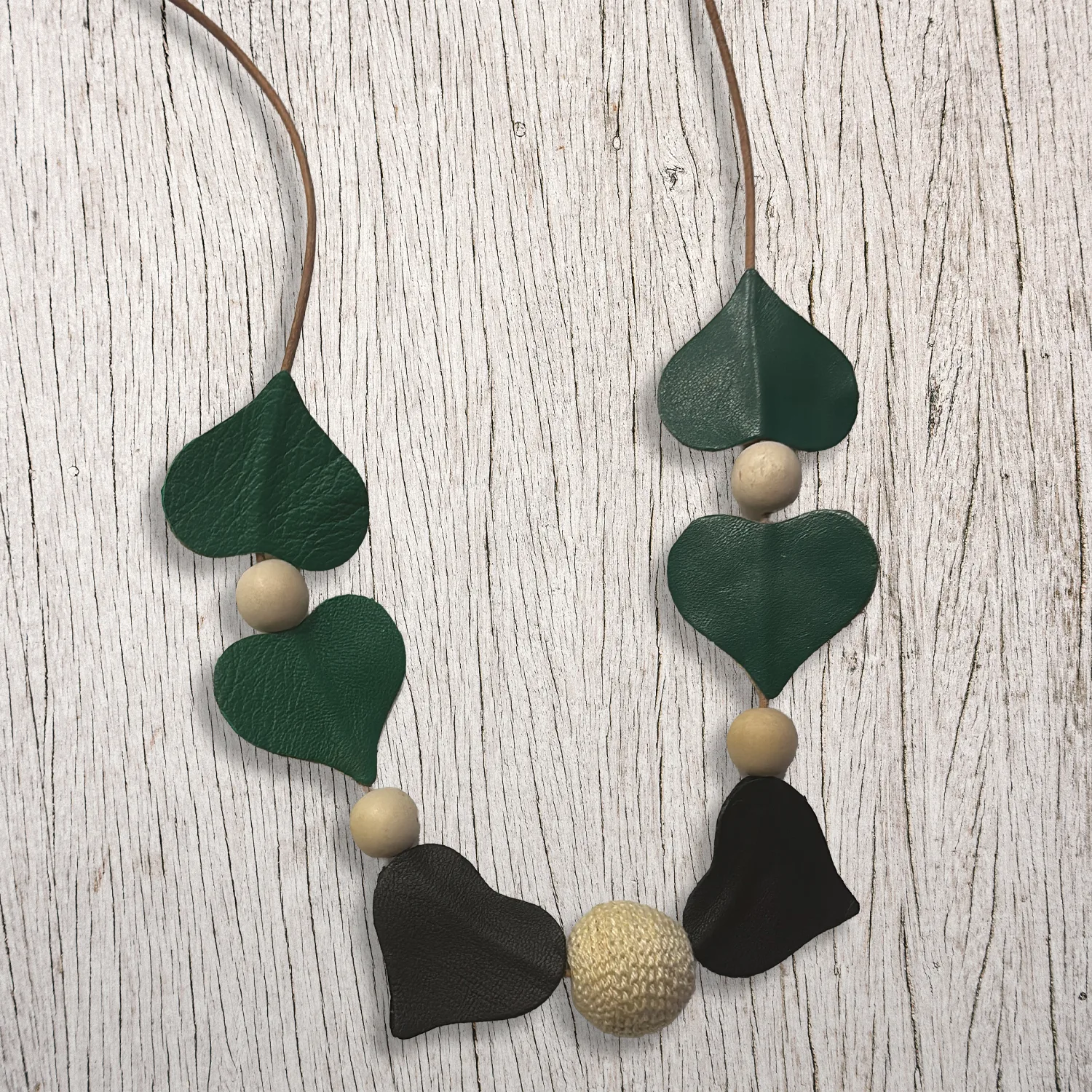 Collana double face con cuori in pelle e sfere in legno - immagine 2