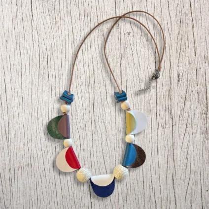 Collana lunga in pelle multicolore con sfere in legno