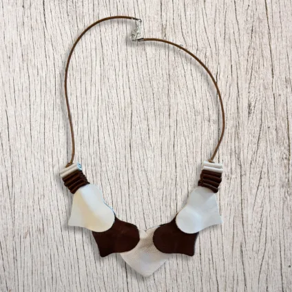 Collana cuori in pelle bianca/marrone