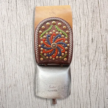 Campana “Pleisenta” con collare in cuoio decorato con fiore