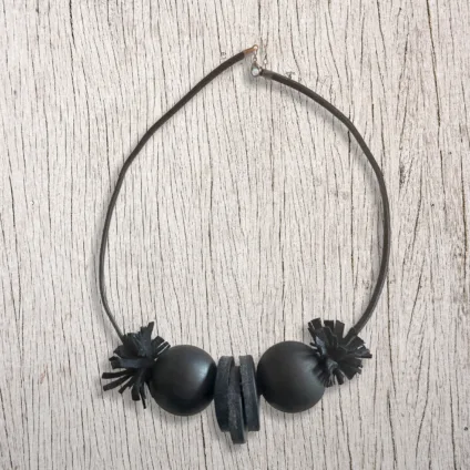 Collana girocollo con sfere in legno nero