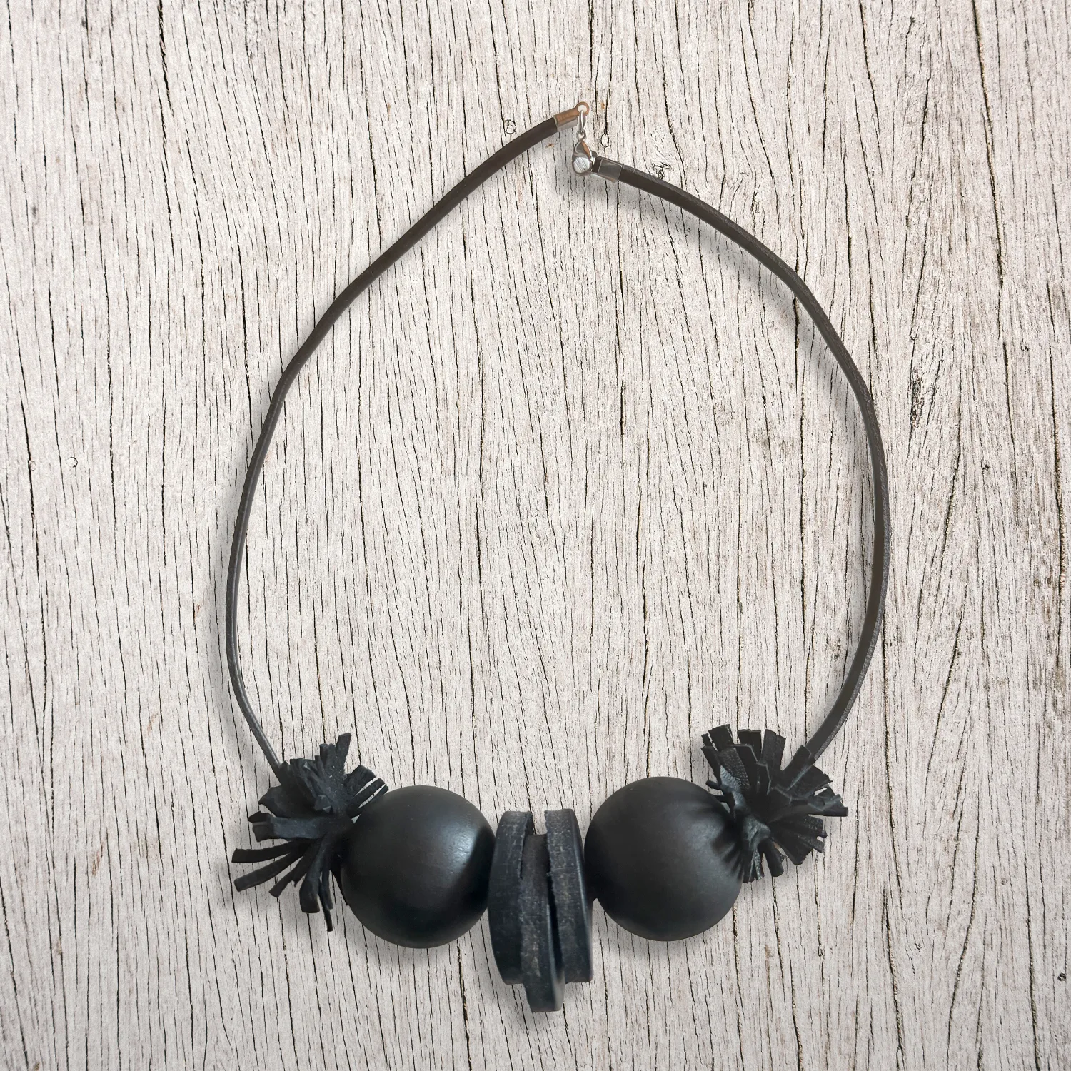 Collana girocollo con sfere in legno nero