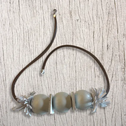 Collana girocollo in pelle e sfere in legno grigio