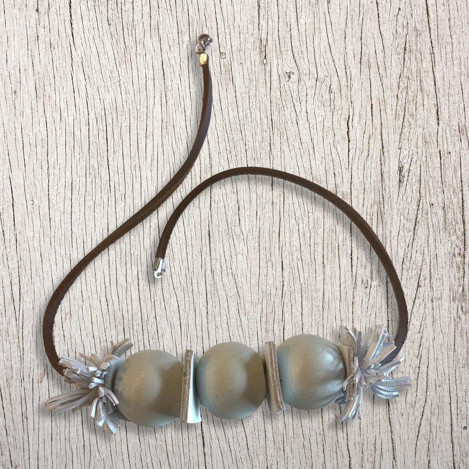 Collana girocollo in pelle e sfere in legno grigio