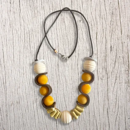 Collana con inserti in pelle e con sfere in legno