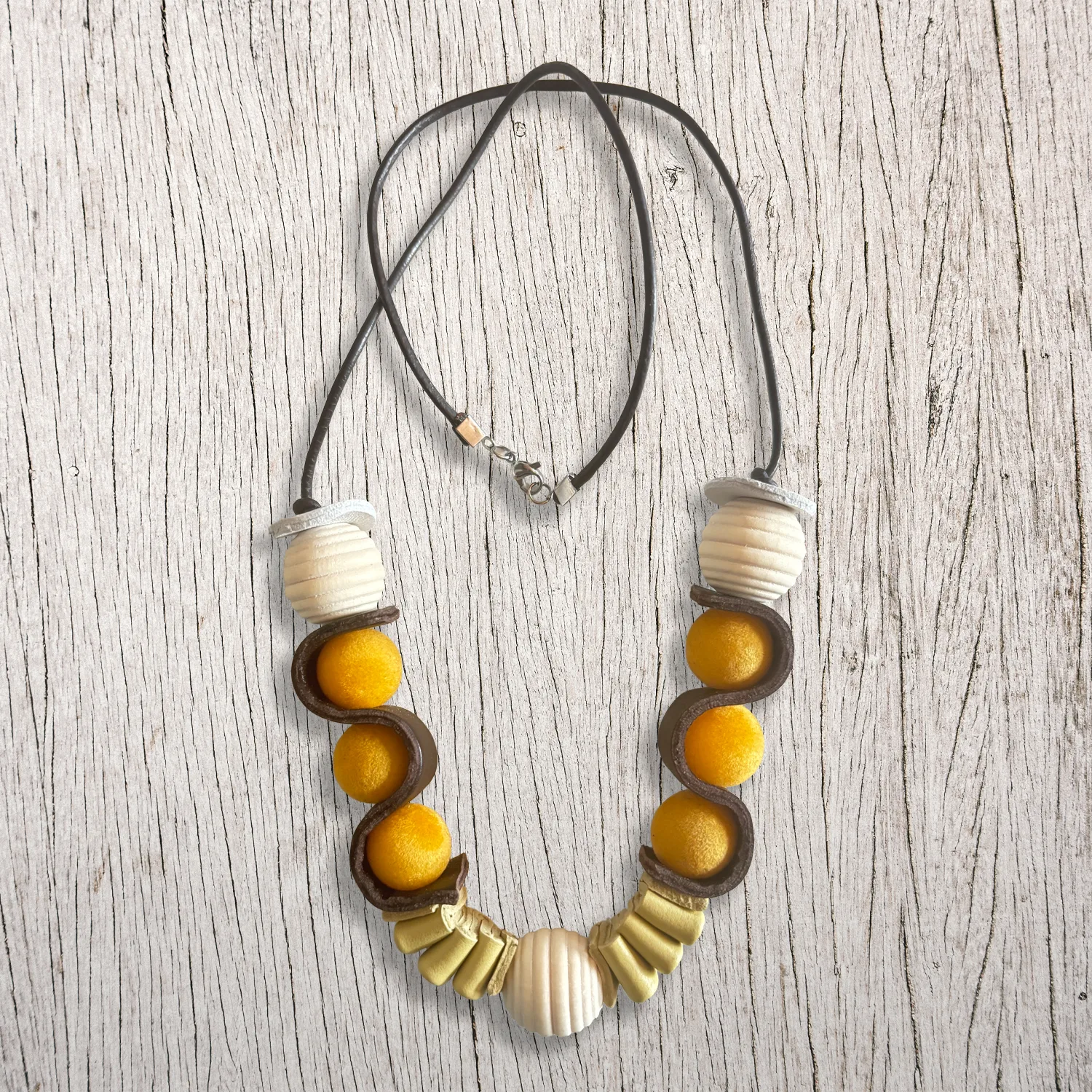 Collana con inserti in pelle e con sfere in legno