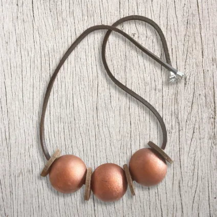 Collana in cuoio con sfere in legno
