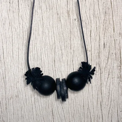 BOHO SCURA – Collana con grandi sfere di legno e cerchi in cuoio