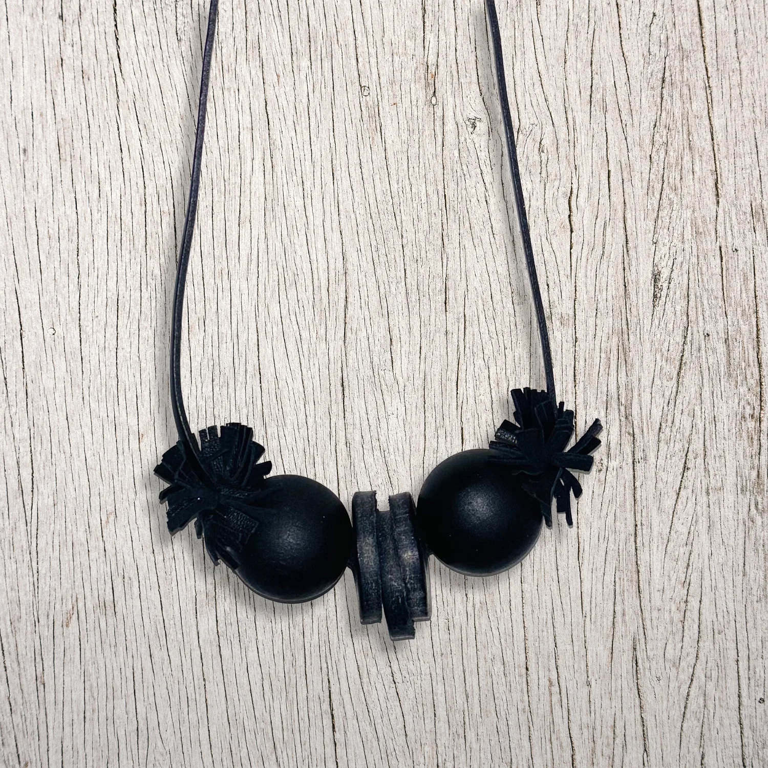 BOHO SCURA - Collana con grandi sfere di legno e cerchi in cuoio