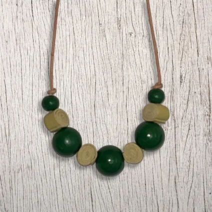 ERBA – Collana per bambina con sfere in legno e inserti in pelle