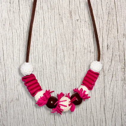 FUCSIA – Collana perle in legno ricoperte in lana