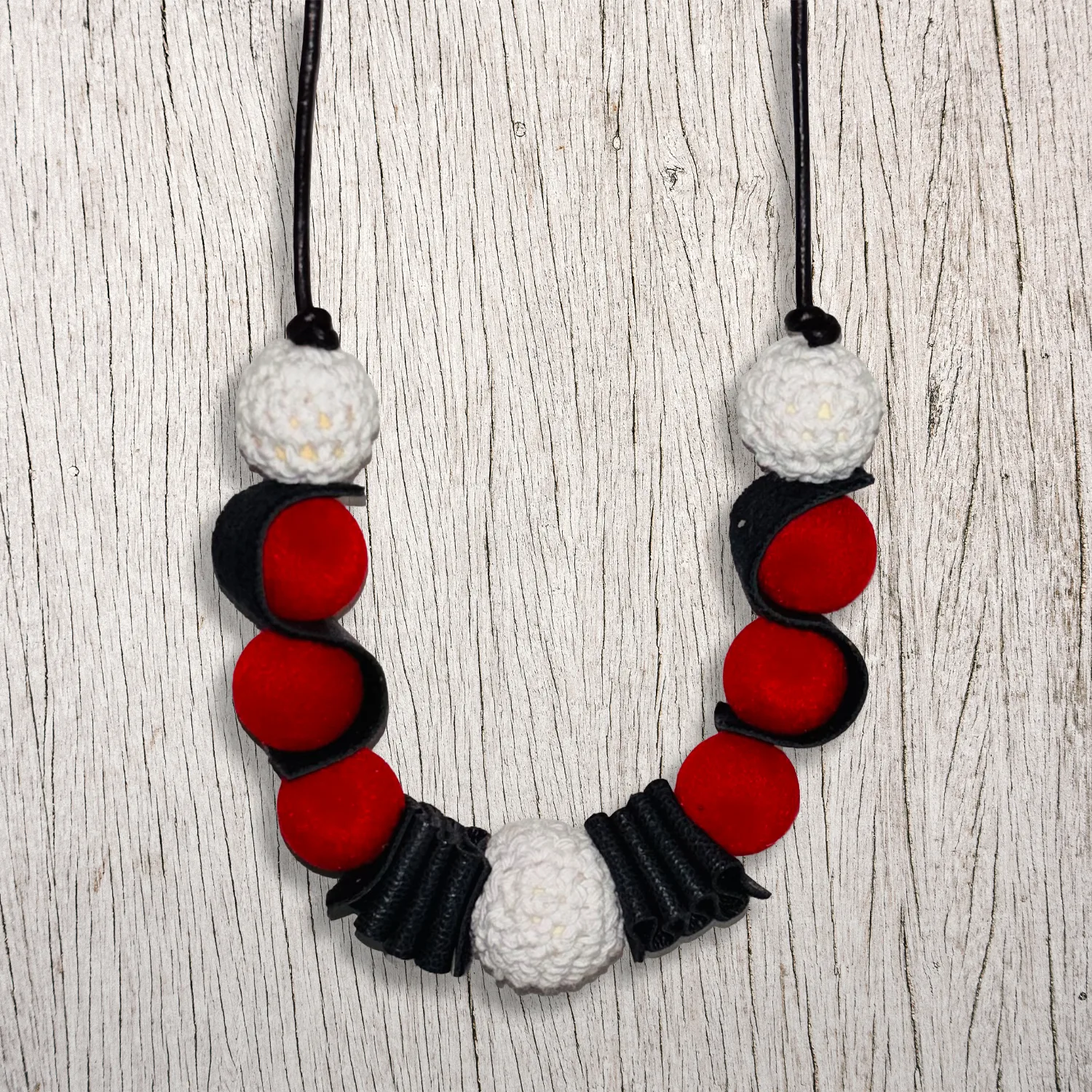 FUOCO - Collana rossa e bianca in pelle legno e lana