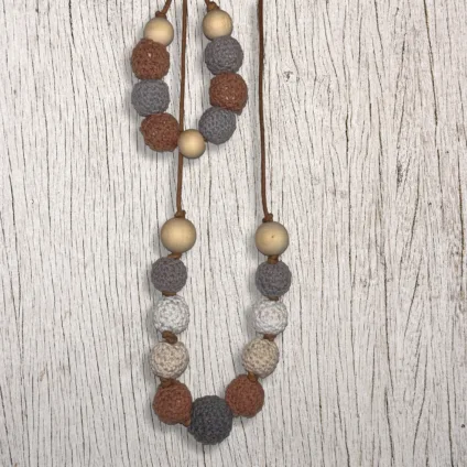 LANA – Parure con perle in legno ricoperte di lana