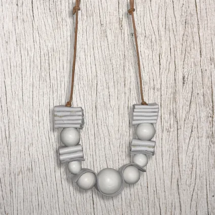 LUCE – Collana bianca in legno e pelle