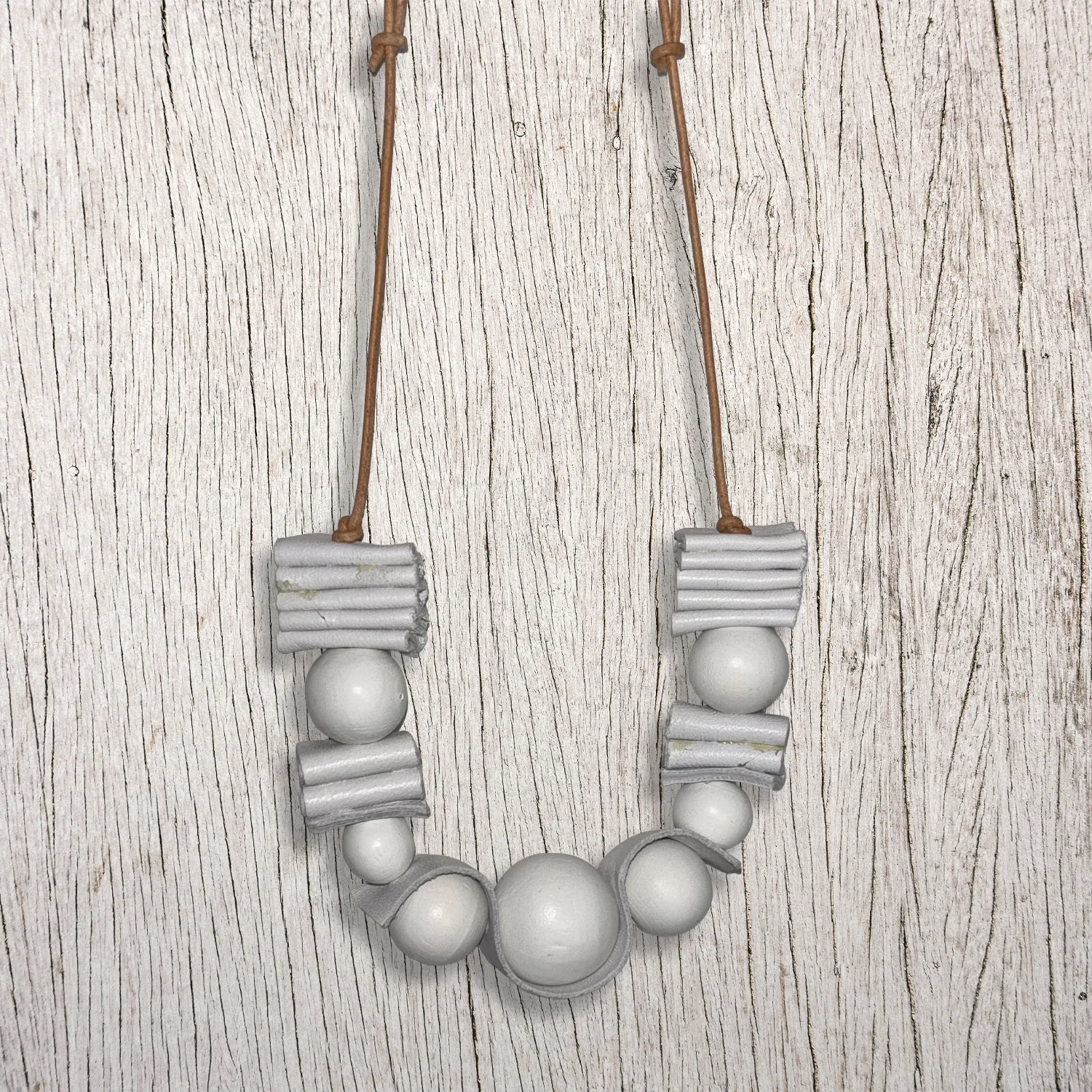 LUCE - Collana bianca in legno e pelle