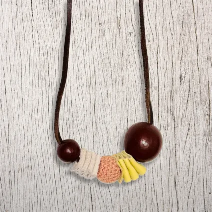 NOCE – Collana legno pelle e lana