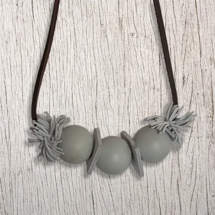 NUVOLA – Collana grigia in cuoio legno e pelle