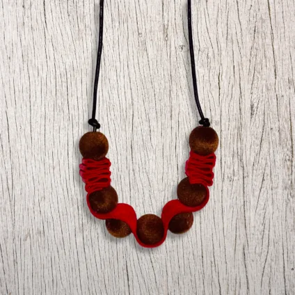 TERRA/FUOCO – Collana con sfere e cuoio