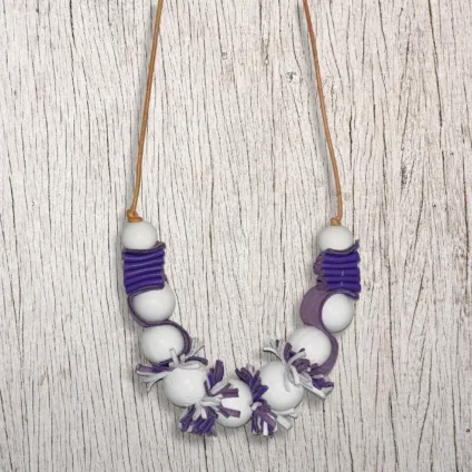VIOLA – Collana in legno e pelle