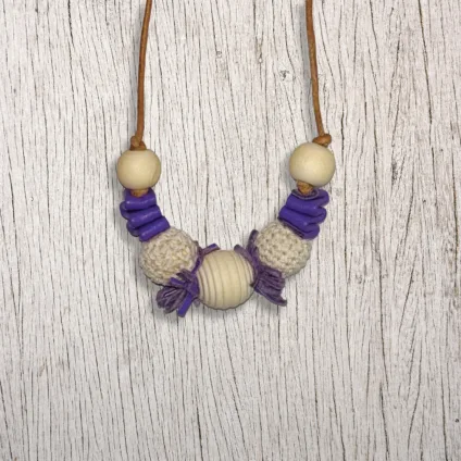 VIOLA BIMBA – Collanina in pelle legno e lana
